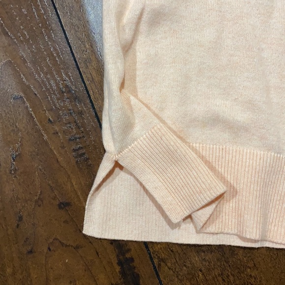 NWT Banana Republic V Neck Lightweight Sweater - Picture 6 of 9